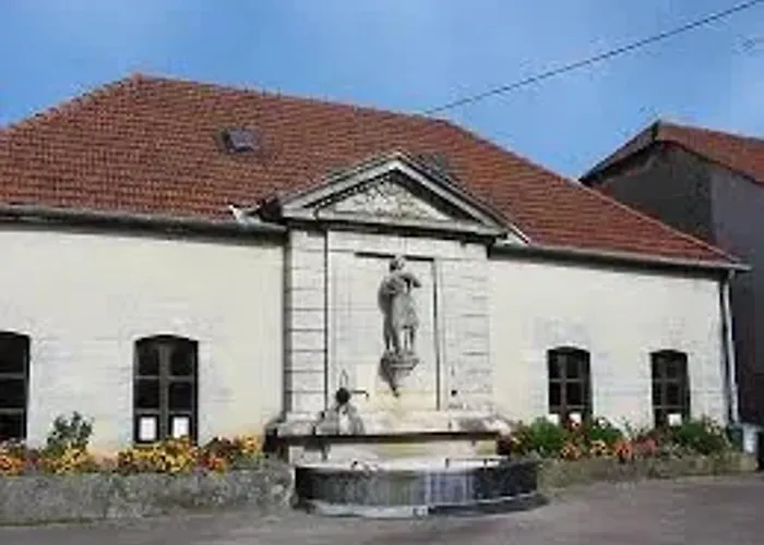 Maison Cosy Avec Piscine A Liffol-le-grand, 42 M² 펜션 *