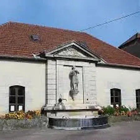 Maison Cosy Avec Piscine A Liffol-le-grand, 42 M² 別荘 *