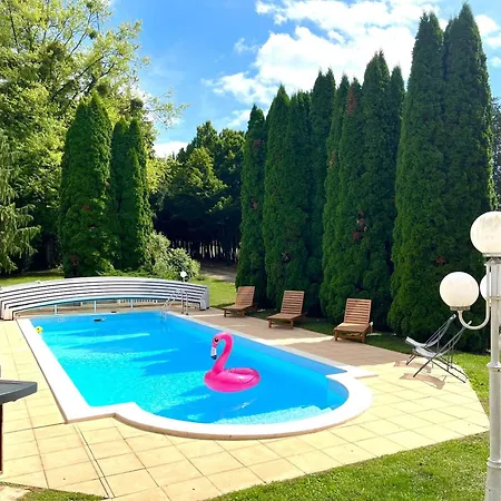別荘 Maison Cosy Avec Piscine A Liffol-le-grand, 42 M² *