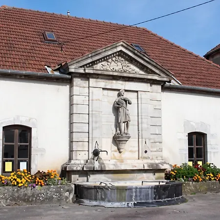 Maison Cosy Avec Piscine A Liffol-le-grand, 42 M² *