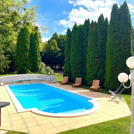 Maison Cosy Avec Piscine A Liffol-le-grand, 42 M² *