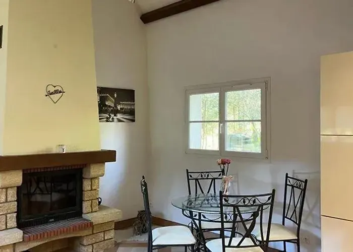 Prázdninový dům Maison Cosy Avec Piscine A Liffol-le-grand, 42 M²